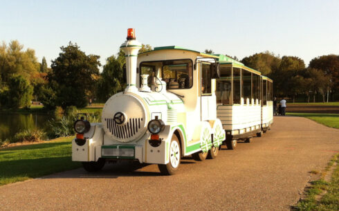 Ett exempel på ett traktortåg som transporterar personer mot betalning och på faktiska rutter och tider. 