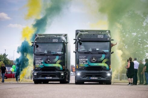 Här kör de två ekipagen in i mål efter den långa resan. Foto: Daimler Trucks.