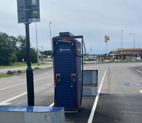 Preems första snabbladdningsstation för tunga fordon i samarbete med Preem finns i Falkenberg. Foto: Preem.