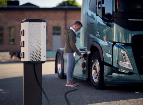    Volvo Lastvagnars nya tjänst Charging Management gör det möjligt för transportföretag att effektivt hantera den egna laddningen av sina ellastbilar på hemdepån. Foto_ Volvo Lastvagnar.