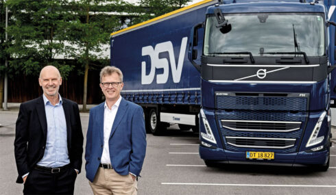 Med beställningen på 300 eldrivna lastbilar kommer DSV att ha en av de största företagsflottorna av tunga eldrivna lastbilar i Europa. Till vänster, Søren Schmidt, DSV, till höger, Roger Alm, Volvo Lastvagnar.