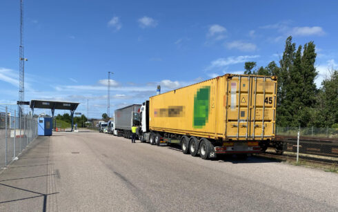 Dragbilen med den gula containern var avställt vilket bland annat ledde till att polisen tog hand om registreringsskyltarna.