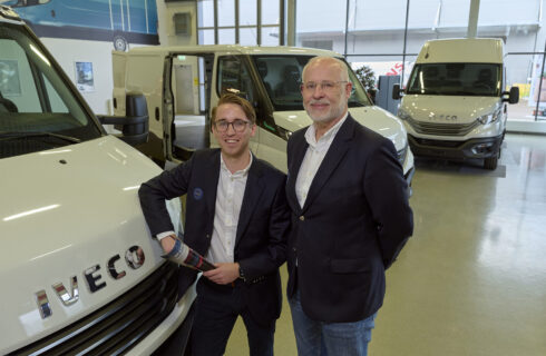 Victor Alvarsson, Customer Service Manager och Anders Nilsson, försäljningsdirektör - båda på Iveco Sweden. Foto: Stefan Lindblom/HBG-BILD