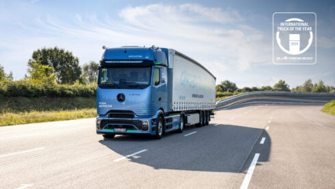 Mercedes-Benz eldrivna eActros 600 har utsetts till International Truck of the Year 2025. Utmärkelsen är det viktigaste i branschen och juryn består av lastbilsjournalister från 24 europeiska länder.