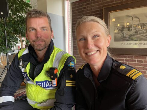 Under en lunchpaus får vi lite mer tid att tala med farligt godsinspektörerna Arvid Tedvik och Jonna Ström som båda är mycket engagerade i att skapa bättre förutsättningar för kontroller. Foto: Heidi Bodensjö/Proffs.