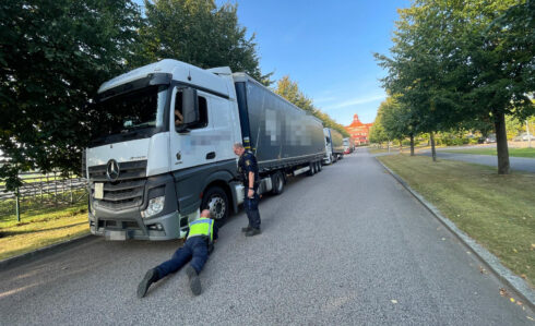 Klampade ekipage på rad utanför polishuset i Helsingborg.