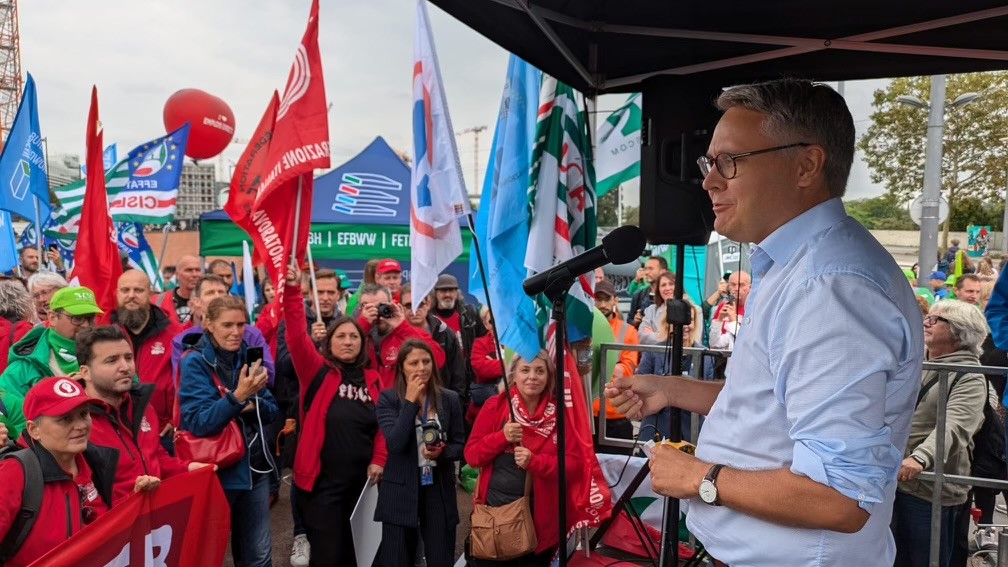 Johan Danielsson (S) i demonstration med transportarbetare. Foto: Regeringen.