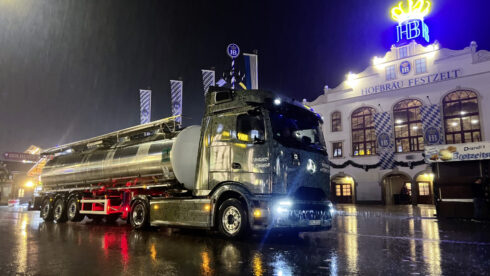 Minimalistiskt design och 50 mils räckvidd på en laddning kännetecknar Mercedes eActros. Foto: Mercedes.