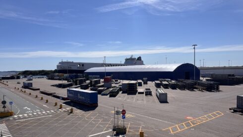 I Gothenburg RoRo Terminal ligger det nya väderskyddade transitlagret "Pappersrullen" som skapar nya möjligheter för svensk skogsindustri. Foto: Gothenburg RoRo Terminal.