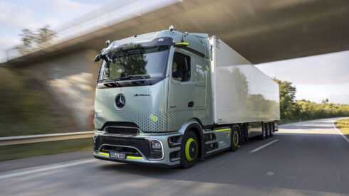 Den nya generationen av Mercedes-Benz Actros i fjärrutförande sticker ut med sin helt nya aerodynamiska design. I kombination med uppdaterad drivlina ger detta lastbilen 8 % lägre bränsleförbrukning. Det skriver tillverakren i ett pressmeddelande.