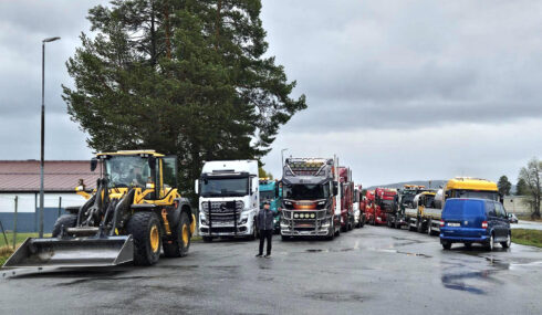 Beslutet om nedläggning av transportutbildningen i Vilhelmina ledde till massiva protester och en manifestation där ett 60-tal lastbilar körde i kortege genom centralorten.