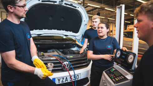 Lärare undervisar elever på fordonstekniskt gymnasium. 