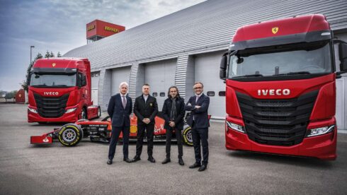 När fordonen överlämnades fanns bland annat Luca Sra, chef för Ivecos Truck Business Unit längst till höger och näst längst till höger Laurent Mekies, racing director och chef för banområdet, på plats. Foto: Iveco Group.