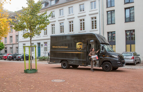 UPS konverterar även fossildrivna fordon till elfordon. Foto: UPS.