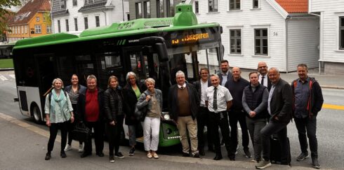 Ett glatt gäng har provåkt den självkörande eldrivna bussen.