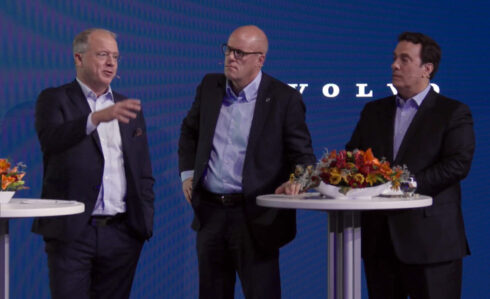 Koncernchefen Martin Lundstedt, snart inne på sitt tionde år på AB Volvo, och chefen för Investor Relations Johan Bartler med en analytiker på plats i Virginia. Foto VTNA