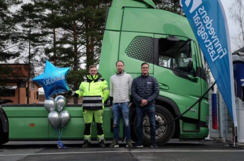 Sebastian Jakobsson och Stefan Karlsson från Procab tillsammans med Nicklas Hallberg, säljare på Finnvedens Lastvagnar. Foto: Volvo Lastvagnar