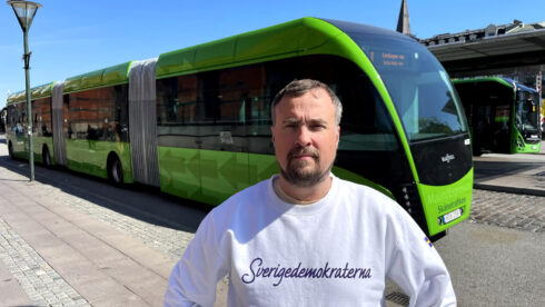 Magnus Olsson (SD), oppositionsråd i Malmö, vill se korten på bordet om "monsterbussarna". Foto: Sverigedemoikraterna.