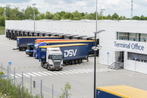 Här på DSV:s terminal i Hedehusene finns redan laddstolpar för ellastbilar. Foto: L.M. Lassen.