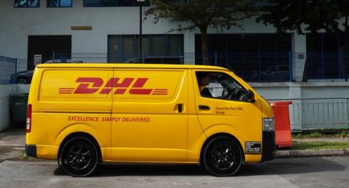 DHL har stor andel eldrivna fordon för paketleveranser. Foto: DHL.