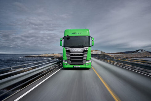 Raka spåret framåt för Scania som blev störst i Sverige 2024. Foto: Scania.