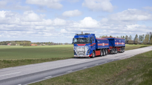 En av de karaktäristiskt blå lastbilarna med det klassiska röda Bendersmönstret dekorerat längs sidorna. Foto: Benders.