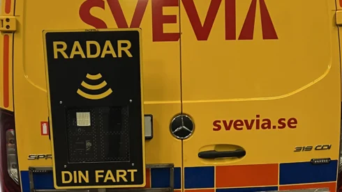  När Svevia satte upp radarskyltar på sina vägmarkeringsfordon sänkte den förbipasserande trafiken hastigheten med i snitt 13 kilometer i timmen, vilket motsvarar minskad risk för en dödsolycka med cirka 70 procent. Foto: Svevia.