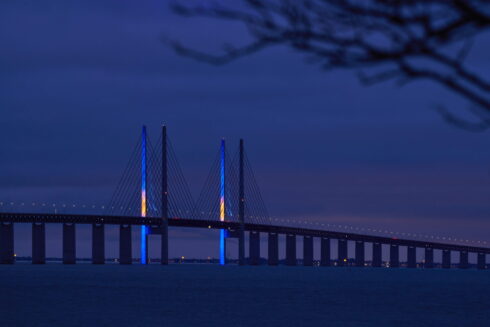 Ett historiskt grymt våldsdåd har genomförts i Örebro. Öresundsbron är med och visar medkänsla. Foto: Allan Toft, Öresundsbron.