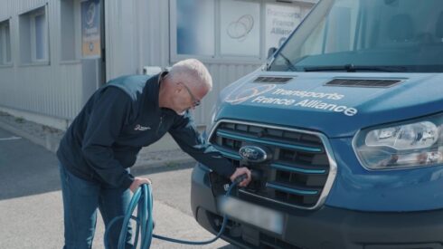 Elektriska skåpbilar kan spara pengar åt småföretagen. Foto: Ford.