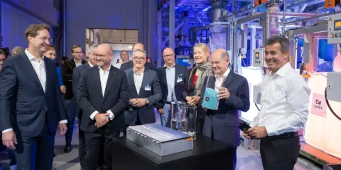  Förbundskansler Olaf Scholz och Mercedes-Benz vd Ola Källenius inviger batteriåtervinningsfabriken i Kuppenheim. Foto: Mercedes-Benz.