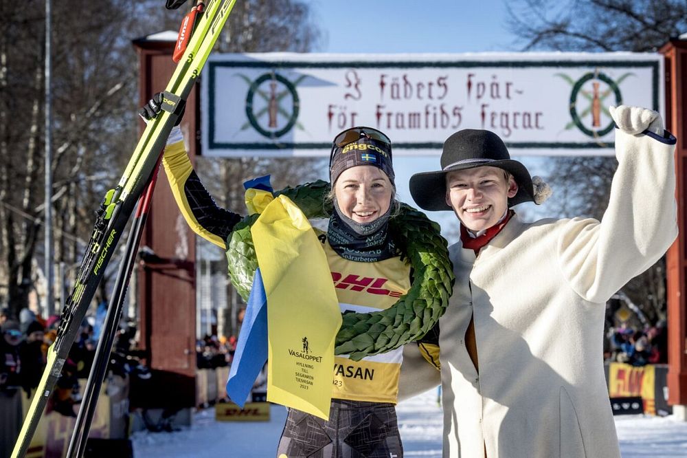  När DHL var värd för Tjejvasan 2023 tog Ida Dahl hem segern. Här med kransmasen Albin Gezelius. Foto: Fotograf Ulf Palm.