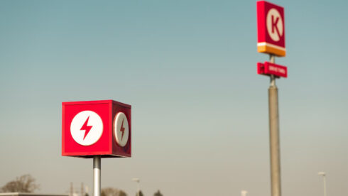 "Ord och inga visor"!   Circle K har tillsammans med Kantar Media undersökt svenska elbilisters åsikter när det gäller publik laddning längs vägen. Foto: Circle K.