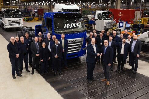 Här firas att DAF tillverkat 10 000 distributionsfordon. Just det tiotusende fordonet hamnade hos Maxi Haulage Limited. Foto: DAF Trucks.