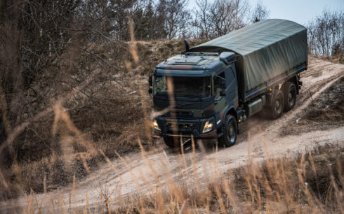   Volvo FMX 6x6 är en robust lastbil anpassad för tuffa förhållanden både på och utanför vägen. Foto: Volvo Defense.