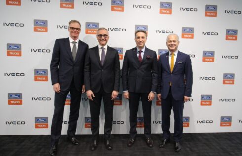 Närvarande vid undertecknandet var från vänster Olof Persson, vd, Iveco Group, Luca Sra, vd, Truck Business Unit, Emrah Duman, vd för Ford Trucks och Güven Özyurt, General Manager för Ford Otosan.